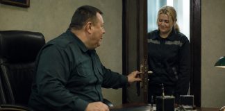 Šef kolonije je svakog dana pozvao novog zatvorenika u svoj ured i zatvorio vrata. Zatvorenik je izašao iz kancelarije sa čudnim izrazom lica. Jednog dana, nadzornica je slučajno svratila i onesvijestila se od onoga što je vidjela…. 😲😲😲