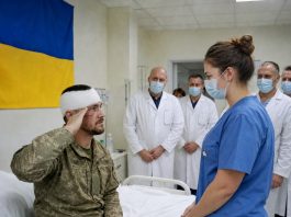 Ljekari su se podsmjehivali novoj medicinskoj sestri, sve dok joj ranjeni vojnik iznenada nije salutirao..…..😲😲😲