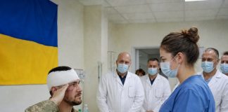 Ljekari su se podsmjehivali novoj medicinskoj sestri, sve dok joj ranjeni vojnik iznenada nije salutirao..…..😲😲😲