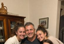 Posvojio sam devet djevojčica nakon smrti žene koju sam volio cijeli život, a dvadeset godina poslije za istim stolom otkrile su tajnu zbog koje sam prvi put zaplakao kao otac Posvojio sam devet djevojčica nakon smrti žene koju sam volio cijeli život, a dvadeset godina poslije za istim stolom otkrile su tajnu zbog koje sam prvi put zaplakao kao otac - featured image