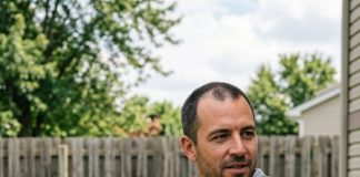 Godinama sam gledala lice nepoznate žene na ramenu svog muža, a onda sam je slučajno srela Godinama sam gledala lice nepoznate žene na ramenu svog muža, a onda sam je slučajno srela - featured image