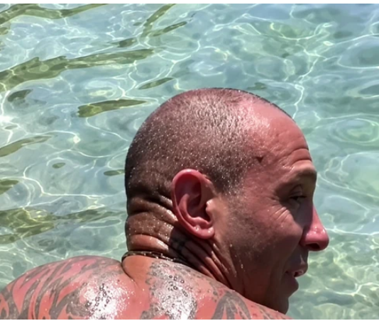 Bio sam u Grčkoj, a kada sam IZAŠAO IZ MORA SA OVIM NA LEĐIMA ljudi su bežali od mene i vrištali: Jeziv Snimak zbog kog je internet POLUDEO