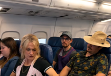U avionu je mladić stavio svoju prljavu i užasno smrdljivu nogu р na moje sjedalo: Nekoliko puta sam ga zamolio da je ukloni, ali sam na kraju shvatio da nije razumio uljudan način, pa sam ga naučio oštru lekciju 😨😲