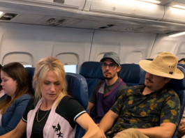 U avionu je mladić stavio svoju prljavu i užasno smrdljivu nogu р na moje sjedalo: Nekoliko puta sam ga zamolio da je ukloni, ali sam na kraju shvatio da nije razumio uljudan način, pa sam ga naučio oštru lekciju 😨😲