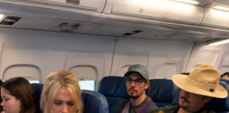 U avionu je mladić stavio svoju prljavu i užasno smrdljivu nogu р na moje sjedalo: Nekoliko puta sam ga zamolio da je ukloni, ali sam na kraju shvatio da nije razumio uljudan način, pa sam ga naučio oštru lekciju 😨😲