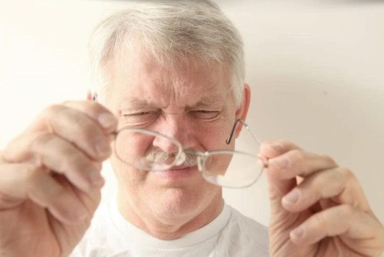 NIKAKO NE BACAJTE NA0ČARE KADA IZGREBETE STAKLA: Svi koriste DETARDŽENT, a to je GREŠKA, evo kako da budu kao NOVE - featured image