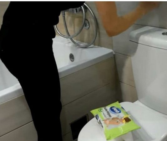 ŽENA SIPALA OVO U VODOKOTLIĆ I IZAZVALA BURU NA INTERNETU: Kupatilo joj miriše mjesecima, a caka nikad prostija ŽENA SIPALA OVO U VODOKOTLIĆ I IZAZVALA BURU NA INTERNETU: Kupatilo joj miriše mjesecima, a caka nikad prostija - featured image