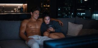 Tijekom naše filmske večeri, moj dečko ostavio je svoj otključani mobitel kad je otrčao u kupaonicu. Iskočila je poruka: “Zar ona kit još uvijek priča?” Otvorila sam grupni chat i pronašla mjesece snimki — njega kako ismijava moj smijeh, naziva me “očajnom”