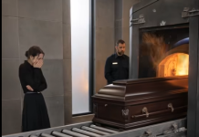Tokom kremiranja milijardera, njegova usvojena kćerka čula je čudan zvuk koji dolazi iz kovčega i, u posljednjem trenutku, zatražila da se otvori. Ali kada je poklopac podignut, nešto zaista zastrašujuće je otkriveno unutra… 😱 😱