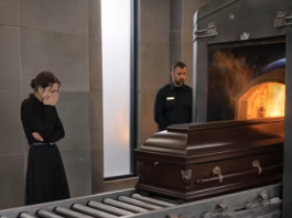 Tokom kremiranja milijardera, njegova usvojena kćerka čula je čudan zvuk koji dolazi iz kovčega i, u posljednjem trenutku, zatražila da se otvori. Ali kada je poklopac podignut, nešto zaista zastrašujuće je otkriveno unutra… 😱 😱