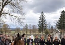Tokom sahrane 60-godišnjeg farmera, njegov vjerni konj uletio je na groblje dok je nekoliko muškaraca pokušalo da zaustavi ludu životinju, a onda je kopitima počeo žestoko da udara u poklopac kovčega: svi prisutni su se smrzli od užasa kada se poklopac otvorio i vidjeli su šta se krije unutra 😱