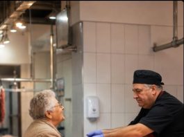 Svaki dan 70-godišnja penzionerka kupovala 40 kilograma mesa od svog uobičajenog mesara: Jednog dana mesar je odlučio da je prati – a kada je vidio kuda sve to meso ide, pozvao je policiju 😱😨