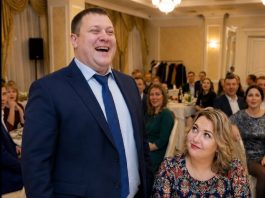 Na humanitarnoj aukciji moj muž je odlučio napraviti šalu i stavio mene kao predmet licitacije: „Večera sa mojom zanimljivom suprugom, početna cijena – samo jedan dolar“ 😨😢