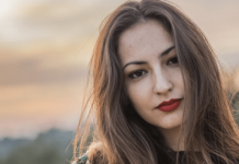 Sa 24 godine oženio sam se svojom šeficom, koja je bila skoro 40 godina starija od mene i koja je izgubila obje ruke u strašnoj saobraćajnoj nesreći. Ali prve bračne noći, dala mi je ponudu koja me je potpuno šokirala. 😲 😲