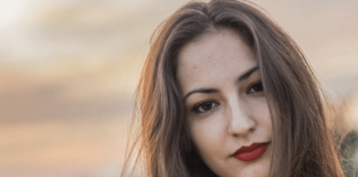 Sa 24 godine oženio sam se svojom šeficom, koja je bila skoro 40 godina starija od mene i koja je izgubila obje ruke u strašnoj saobraćajnoj nesreći. Ali prve bračne noći, dala mi je ponudu koja me je potpuno šokirala. 😲 😲