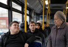 U autobusu, arogantni mladić ne samo da je odbio da ustupi svoje mjesto starijoj ženi, već je i demonstrativno stavio nogu na sjedalo – ali definitivno nije očekivao ovakvu kaznu 😨😱