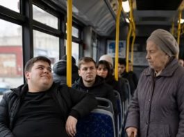 U autobusu, arogantni mladić ne samo da je odbio da ustupi svoje mjesto starijoj ženi, već je i demonstrativno stavio nogu na sjedalo – ali definitivno nije očekivao ovakvu kaznu 😨😱
