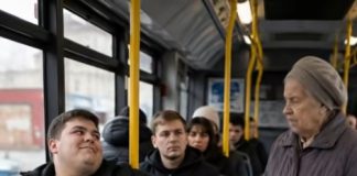 U autobusu, arogantni mladić ne samo da je odbio da ustupi svoje mjesto starijoj ženi, već je i demonstrativno stavio nogu na sjedalo – ali definitivno nije očekivao ovakvu kaznu 😨😱