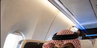 Mlada žena je slučajno zaspala u avionu i naslonila glavu na rame najbogatijeg i najstrašnijeg muškarca u cijelom gradu. Ali ono što je šeik sljedeće uradio ostavilo je sve putnike u šoku… 😱 😱