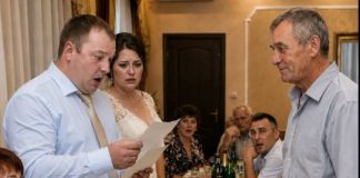 Kad je siromašni otac svojoj kćeri na vjenčanju dao običnu omotnicu, bogata rodbina mladoženje počela se smijati tako “velikodušnom” daru