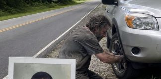 Osamnaest godina nakon što je moj sin nestao, beskućnik mi je promijenio probušenu gumu na Ruti 9… Ali ono što je ostavio u mom automobilu potpuno me slomilo
