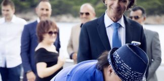 ESTRADA U ŠOKU! Haris Džinović stao na ludi kamen, a niko nije očekivao da će baš poznata političarka stati uz njega pred matičarem!”