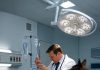 Doktor je već podigao špric da trudnici da injekciju kada mu je njemački ovčar iznenada skočio na rame i počeo mahnito lajati. Svi su mislili da je pas poludio, ali samo minutu kasnije, dogodilo se nešto što je cijelu bolničku sobu ostavilo smrznutu od užasa… 😳 😳