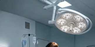 Doktor je već podigao špric da trudnici da injekciju kada mu je njemački ovčar iznenada skočio na rame i počeo mahnito lajati. Svi su mislili da je pas poludio, ali samo minutu kasnije, dogodilo se nešto što je cijelu bolničku sobu ostavilo smrznutu od užasa… 😳 😳