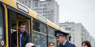 Vozač autobusa izbacio je 80-godišnju ženu jer nije platila kartu. Ali prije nego što je sišla, rekla mu je jednu rečenicu koja je ostavila bez riječi vozača — i sve putnike… - featured image
