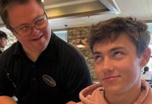 Moj se sin rugao konobaru s Downovim sindromom pred punim restoranom, ali kad sam mu oduzela nagradu i otkrila zašto je taj čovjek zatražio baš naš stol, istina ga je natjerala da preispita sve što je mislio o sebi Moj se sin rugao konobaru s Downovim sindromom pred punim restoranom, ali kad sam mu oduzela nagradu i otkrila zašto je taj čovjek zatražio baš naš stol, istina ga je natjerala da preispita sve što je mislio o sebi - featured image