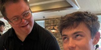 Moj se sin rugao konobaru s Downovim sindromom pred punim restoranom, ali kad sam mu oduzela nagradu i otkrila zašto je taj čovjek zatražio baš naš stol, istina ga je natjerala da preispita sve što je mislio o sebi Moj se sin rugao konobaru s Downovim sindromom pred punim restoranom, ali kad sam mu oduzela nagradu i otkrila zašto je taj čovjek zatražio baš naš stol, istina ga je natjerala da preispita sve što je mislio o sebi - featured image