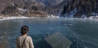 Otac joj je u nasljedstvo ostavio samo zaleđeno jezero u zaboravljenom rumunjskom selu, sve dok se ispod leda nije pojavila koliba o kojoj nitko nije želio priznati da išta zna… Otac joj je u nasljedstvo ostavio samo zaleđeno jezero u zaboravljenom rumunjskom selu, sve dok se ispod leda nije pojavila koliba o kojoj nitko nije želio priznati da išta zna… - featured image