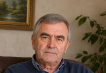 Otac nas je, moje sestre i mene, napustio kad mi je bilo dvanaest godina, otišao je drugoj ženi s djetetom i živio cijeli život s njima 😕🤔. Kad je ostarijo, njegova posvojena kći ga je izbacila, i jednog dana se odjednom pojavio na našem pragu.