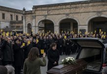 POGREBNA POVORKA MOGA SUPRUGA ZAUSTAVILA SE ISPRED NAPUŠTENOG AUTOBUSNOG KOLODVORA… A VIŠE OD STOTINU LJUDI ISTODOBNO JE PODIGNULO ISTU VRSTU ŽUTE KARTE KOJU JE ON ČUVAO TRIDESET GODINA. MISLILA SAM DA JE TO SAMO POSLJEDNJI POZDRAV, SVE DOK JEDNA MLADA ŽENA NIJE PRIŠLA LIJESU I REKLA: „OBEĆAO JE DA ĆE TI OTKRITI ISTINU PRIJE NEGO ŠTO UMRE.“