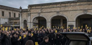 POGREBNA POVORKA MOGA SUPRUGA ZAUSTAVILA SE ISPRED NAPUŠTENOG AUTOBUSNOG KOLODVORA… A VIŠE OD STOTINU LJUDI ISTODOBNO JE PODIGNULO ISTU VRSTU ŽUTE KARTE KOJU JE ON ČUVAO TRIDESET GODINA. MISLILA SAM DA JE TO SAMO POSLJEDNJI POZDRAV, SVE DOK JEDNA MLADA ŽENA NIJE PRIŠLA LIJESU I REKLA: „OBEĆAO JE DA ĆE TI OTKRITI ISTINU PRIJE NEGO ŠTO UMRE.“