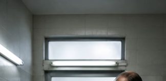 Tokom obdukcije, upravo kada je patolog uzeo skalpel i spremao se napraviti prvi rez, žena je iznenada otvorila oči i šapnula: „Molim vas, nemojte im reći da sam živa.“ Ali ono što se dogodilo nakon toga bilo je mnogo strašnije. 😨
