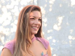 Voditeljku godinama gledamo na malim ekranima, a evo u kom se FILMU POJAVILA sa 23 godine – MNOGI DO DANAS NISU ZNALI! Voditeljku godinama gledamo na malim ekranima, a evo u kom se FILMU POJAVILA sa 23 godine – MNOGI DO DANAS NISU ZNALI! - featured image