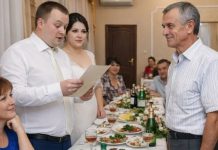 Kada je siromašni otac poklonio kćerki običnu koverat za venčanje, bogati rođaci mladoženje počeli su da se smeju „velikodušnom“ poklonu.