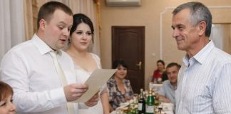 Kada je siromašni otac poklonio kćerki običnu koverat za venčanje, bogati rođaci mladoženje počeli su da se smeju „velikodušnom“ poklonu.