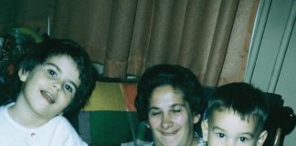 Njezin suprug snimio je posljednju fotografiju svoje žene i njihove djece — a zatim otkrio da je patila od stanja koje je već počelo mijenjati sve… Njezin suprug snimio je posljednju fotografiju svoje žene i njihove djece — a zatim otkrio da je patila od stanja koje je već počelo mijenjati sve… - featured image