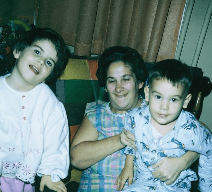 Njezin suprug snimio je posljednju fotografiju svoje žene i njihove djece — a zatim otkrio da je patila od stanja koje je već počelo mijenjati sve… - featured image