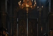 Nakon smrti mlade kraljice, cijela palača zavijena je u tugu, a njeno tijelo prekriveno zlatnim nakitom ostavljeno je u hramu do zore pod stražom najvećih ratnika kraljevstva… ali kada su svećenici ujutro otvorili vrata hrama, unutra ih je čekao pravi užas 😨