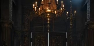 Nakon smrti mlade kraljice, cijela palača zavijena je u tugu, a njeno tijelo prekriveno zlatnim nakitom ostavljeno je u hramu do zore pod stražom najvećih ratnika kraljevstva… ali kada su svećenici ujutro otvorili vrata hrama, unutra ih je čekao pravi užas 😨