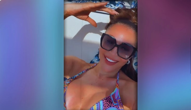 CECA RAŽNATOVIĆ IZGLEDA KAO SVEMIRSKI BROD U EGZOTIČNOM BIKINIJU Snima se u Španiji pije pivo u društvu NOVOG partnera: Nakon što je vidjela majku u zagrljaju novog muškarca Anastasija napravila neviđeni skandal(Video) - featured image