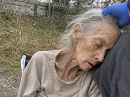 Pronašla sam 95-godišnju ženu omamljenu, kako sjedi u invalidskim kolicima uz pustu cestu, i odvezla je u bolnicu… Ali kad se probudila i ispričala nam što se dogodilo, svi su se ukočili