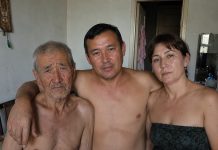 Moj muž doveo je kući stranca i zamolio me da mu dopustim ostati samo jednu noć. Ali sljedećeg jutra slučajno sam čula njihov tajni razgovor u kuhinji — i shvatila da taj čovjek nije slučajno ušao u naše živote…