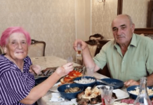 Trideset pet godina me muž prisiljavao da pijem s njim svake večeri. Nakon što je umro, odnijela sam bocu u laboratorij – i čim je liječnik vidio rezultate, odmah je zaključao vrata…