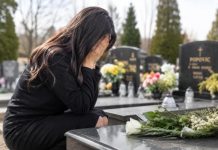 Dijana je 21 godinu plakala na grobu ćerke Lane, a onda joj je kod spomenika prišao nepoznati čovek i izustio reči od kojih joj je STALO SRCE: “Znam ovu devojku udala se nedavno”