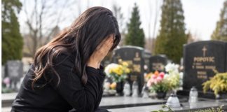Dijana je 21 godinu plakala na grobu ćerke Lane, a onda joj je kod spomenika prišao nepoznati čovek i izustio reči od kojih joj je STALO SRCE: “Znam ovu devojku udala se nedavno”