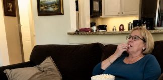 Moja svekrva je uvijek smatrala našu kuću kao da pripada isključivo njenom sinu. Dolazila bi kod nas i radila šta god je željela, ne obazirući se ni najmanje na tuđe mišljenje. Čak bi znala baciti hranu na pod i potpuno mirno reći: — Pa šta? Ovo je kuća mog sina. Ovdje radim šta hoću. 😰😨